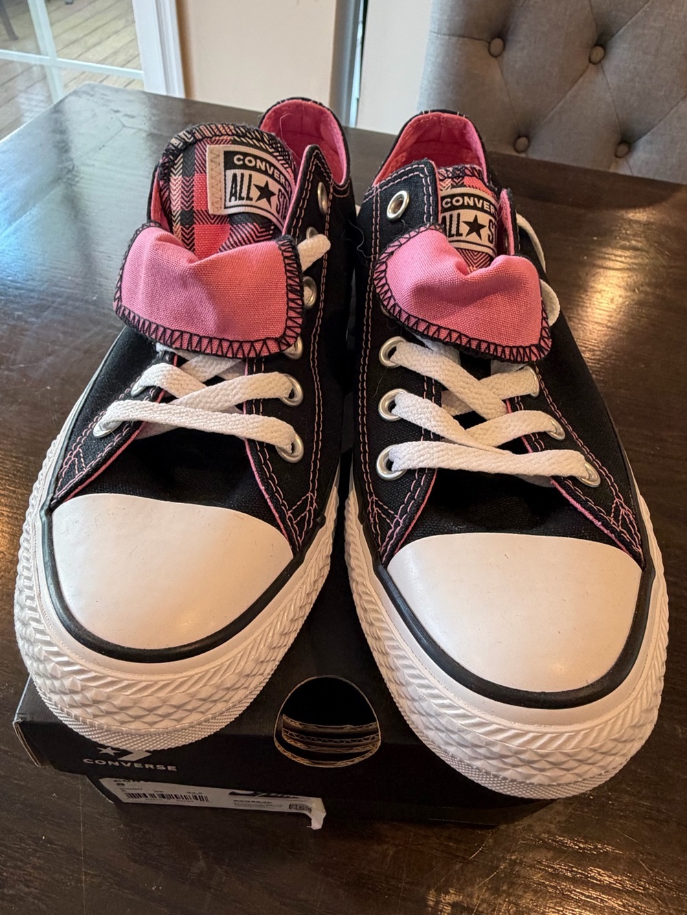 Converse Women's Black & Pink, Pink Plaid Low Top Sneakers BNWB Sz 8 - Picture 2 of 7